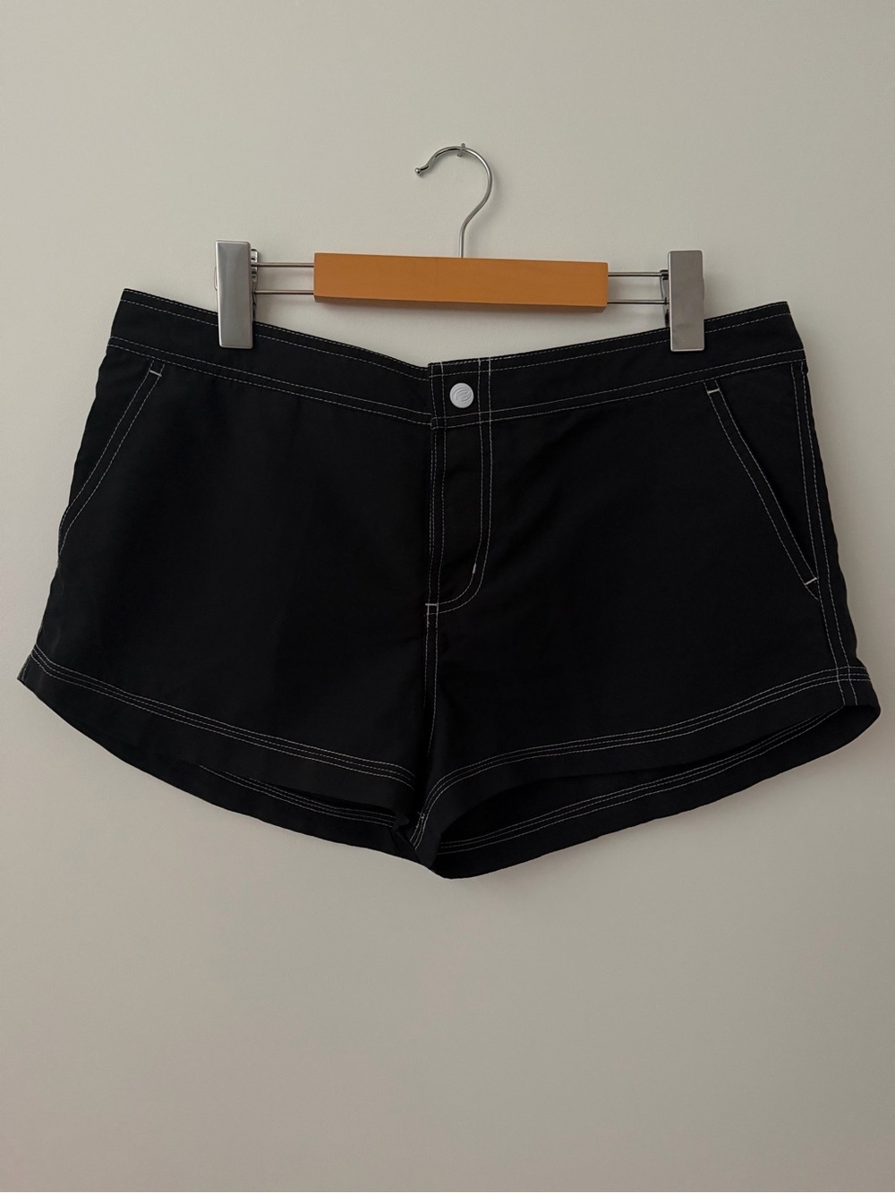 Vintage Women's Black Contrast-Stitch Shorts